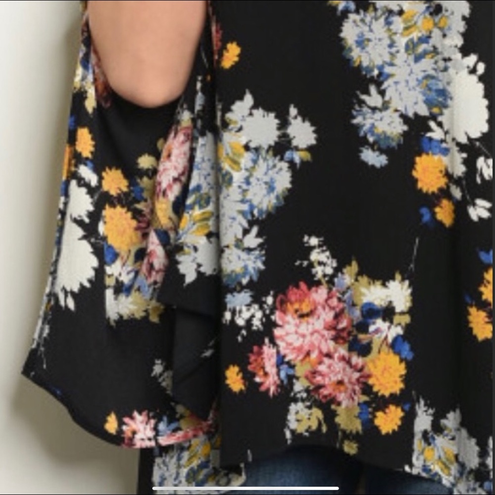 📁. Boho Black Floral Choker Style flowy top - Picture 5 of 8